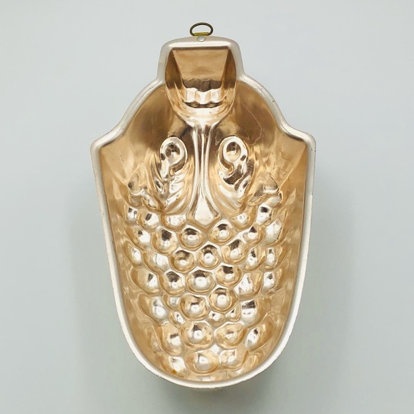 🍇 Vintage Grape Cake Pan Jell-O Mold - Picture 7 of 14